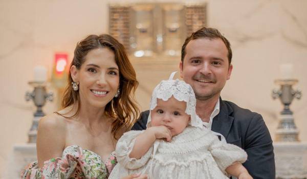 Ana María con sus papás, Vero Elizondo y Bernardo Cárdenas.