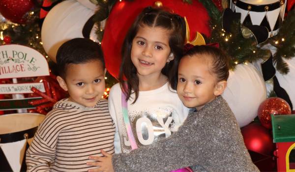 Alejandro y Elena Valdés con Paulina Zúñiga.