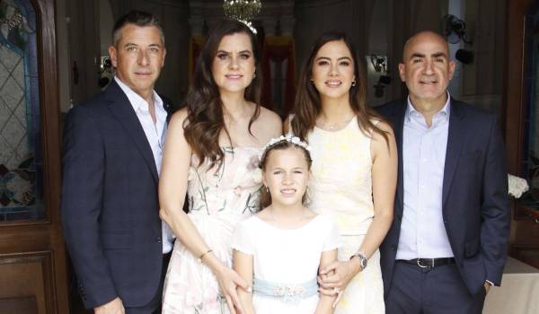 Eva con sus padres y padrinos, Josué Valdés, Ale Arredondo, Marifer Arsuaga y Mario Mata.