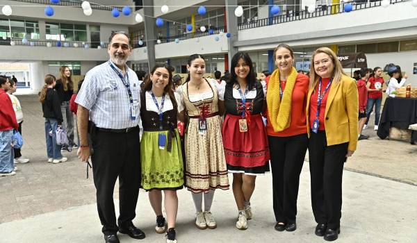 Jorge y Paola Alanís, Mariana Sánchez, Elia Chávez, Tamara Martínez y Eva Leistenschneider.