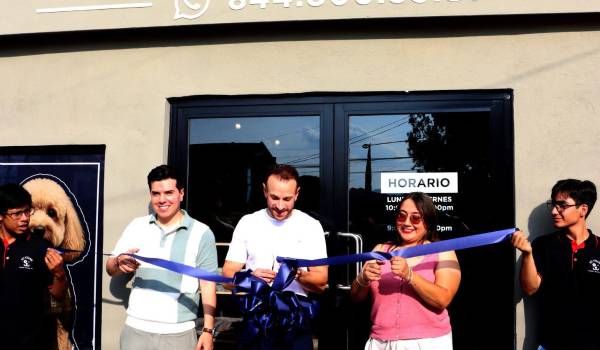 Luis Arturo Granadino, Luis Alberto Rodríguez González y la doctora Brenda Anahí Martínez de la Torre, acompañados de personal de Pet Village, realizaron el corte inaugural.