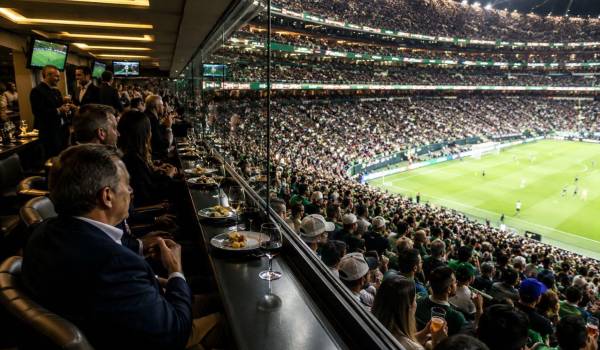 Los palcos y zonas VIP ganan terreno en los grandes estadios, reflejando una transformación donde el negocio desplaza cada vez más al aficionado tradicional.