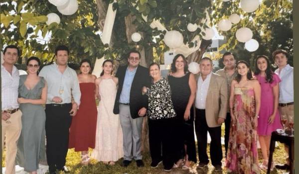 Guillermo Osuna Flores, Diana Garza, Daniel Kuess, Patricia Osuna, los novios, Coty Mier, Patricia Flores, Guillermo Osuna, Raúl Osuna, Paulina Villarreal, María Andrea Osuna y Luis Ángel Flores Cantú.