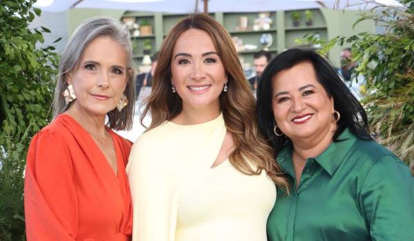 Anna Lucía con su suegra, Gaby MacGregor, y su mamá, Norma Reyes.