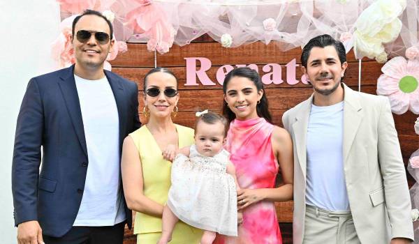 Renata con sus papás, Gilberto Martínez y Marifer Sánchez, y sus padrinos, Guillermo Morales y Miriam Fernández.