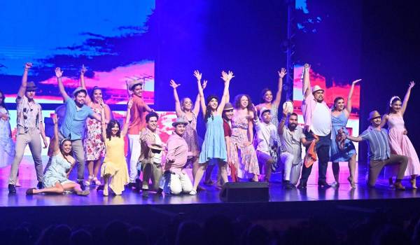 El Teatro Fernando Soler vibró con “On Your Feet”, un musical lleno de ritmo, emoción e inspiración que celebró la vida de Gloria y Emilio Estefan.
