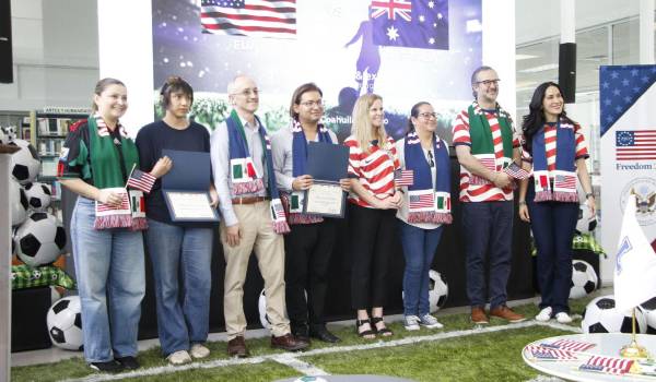 Daniela Melo y Darío D. Aguillón, reciben reconocimiento por ser parte de los creadores del mural “American Space”.