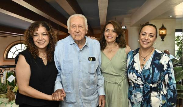 Don Arturo con sus hijas Aurora, Alejandra y Luz Elena Berrueto.