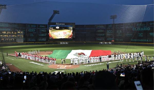 Un momento emotivo previo al arranque del partido, ambos equipos, frente a la bandera.
