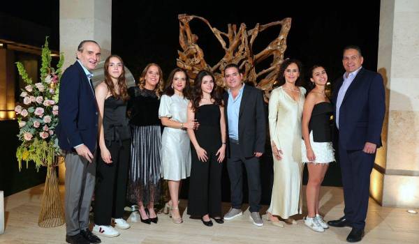 Mariale Morales, Camila Dávila y Ana María Chávez acompañadas por sus papás.