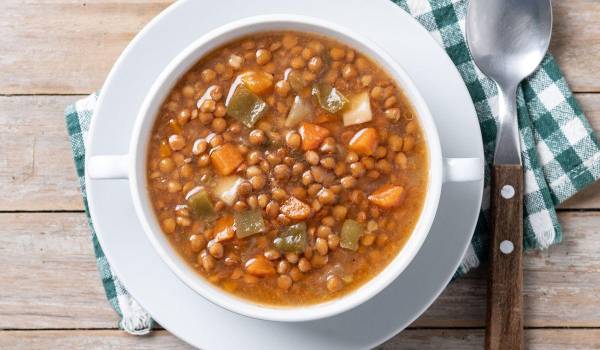 La sopa de lentejas, un clásico humilde y lleno de significado que permanece en la mesa y en la memoria.