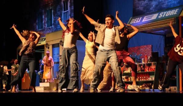 Los actores dieron vida al barrio latino con energía y pasión.