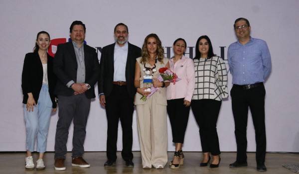 Jesús Santos Pérez y Paula Aguilar acompañados por integrantes del departamento de Psicopedagogía y docentes.