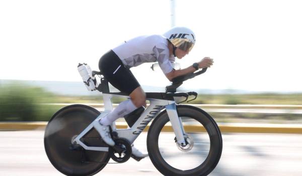 Rutina matutina de ciclismo como parte de su preparación diaria.