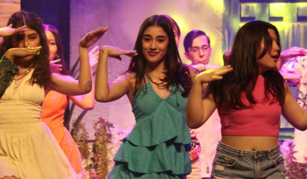 Actrices interpretan una de las escenas del musical.