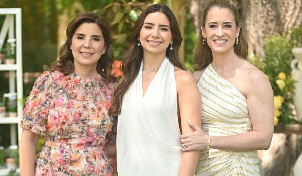 Isabella con su mamá, Adriana Vargas Ramos, y su futura suegra, Regina Martínez Villarreal.