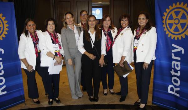 Ivonne Espinosa, Gloria Galván con integrantes del Club Rotario Saltillo Empresarial.