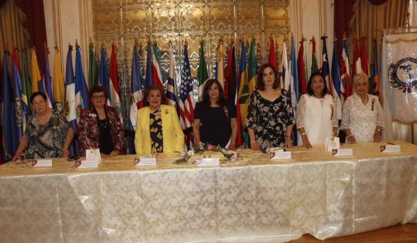 Mesa directiva entrante, Margarita Gutiérrez, Leticia Martínez, María Teresa Ortiz, Dalia Lucila Rodríguez, Lourdes Lobo, María Teresa Velásquez y Rosa María Guajardo.