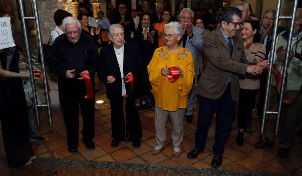 Autoridades y la artista realizaron el corte inaugural de la muestra en el recinto cultural.