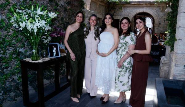Edith Alanís con Samantha Depuy, Erika Alanís, Esperanza Villegas y Elena Alanís organizadoras del festejo.