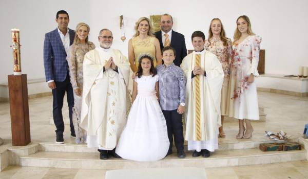 La festejada con Alberto Espinoza, Marijose César, el P. Fernando Enrique Torres, Sofía Mendel, Luis Gutiérrez, Andrés Gutiérrez, el P. Michel Errecart, Linzy y Andrea Gutiérrez.