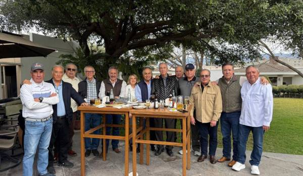 Reunión de amigos para ver el Super Bowl.