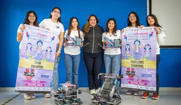 El equipo femenil de VEX Robotics del Tecnológico de Monterrey Campus Saltillo.