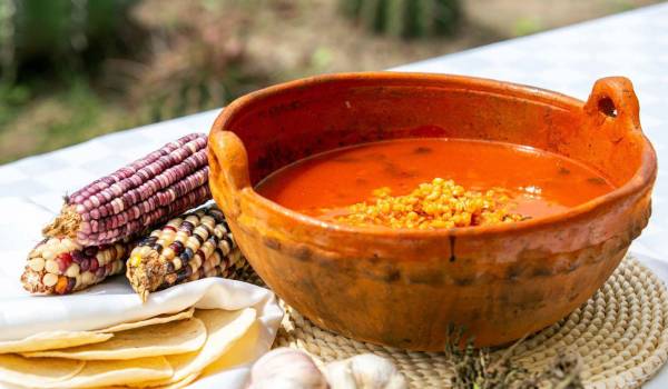 Plato tradicional del norte, los chicales —elote desgranado guisado con carne y chile colorado— evocan la cocina de Cuaresma y los recuerdos de hogar.