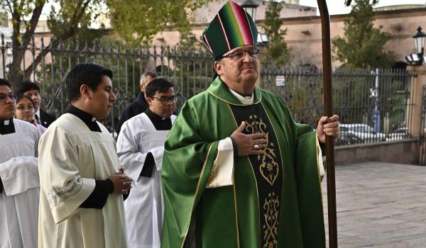El obispo Hilario González García a su llegada a la misa solemne.