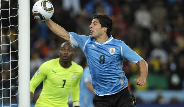 Luis Suárez celebra el pase de Uruguay a semifinales en Sudáfrica 2010, una clasificación tan memorable como controvertida.