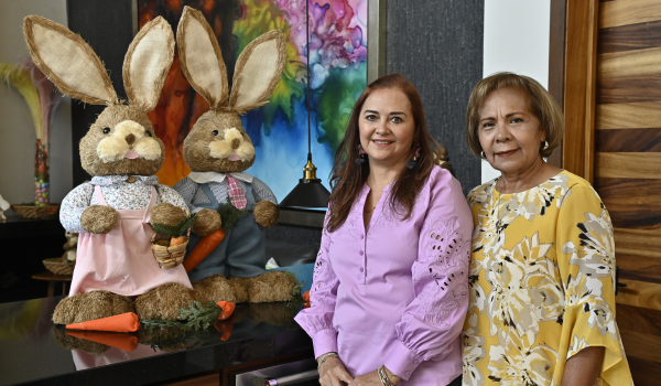 Anfitrionas, Ana María Melo y Minerva Zaleta.