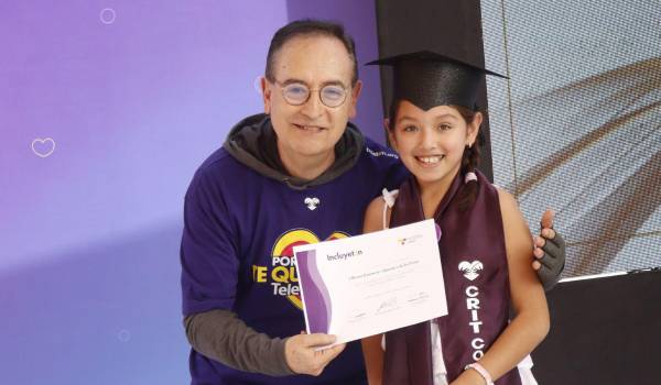 Dr. Raúl Díaz, director médico del CRIT Coahuila, entregó a Elliana Jiménez su diploma.