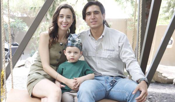 Roberto con sus papás, Sofía Elguézabal y Roberto Treviño.