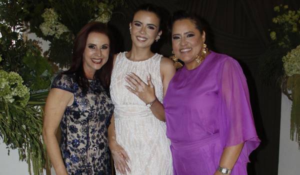 Bárbara con su mamá, Bárbara Salinas y su suegra, Marcela López.