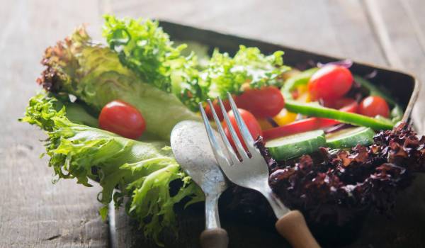 Un plato de ensalada que refleja la elección vegetariana, cada vez más presente en la mesa cotidiana.