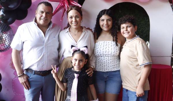 Sara con sus papás, Pablo Abugarade y Sandra Pérez y sus hermanos, María José y Pablo Abugarade.