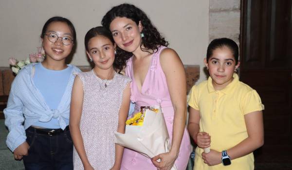 Adriana Solís, directora de la Academia de Arte Lily, con Julia Yoojoo Hwang, Victoria Grinberg y Carolina Acosta.