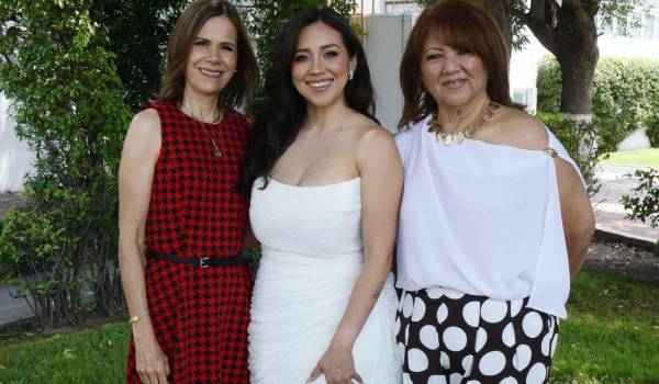 Gabriela García Cabello con Claudia de la Fuente, madre del novio y su mamá Gabriela Cabello, organizadoras de su primera despedida de soltera.