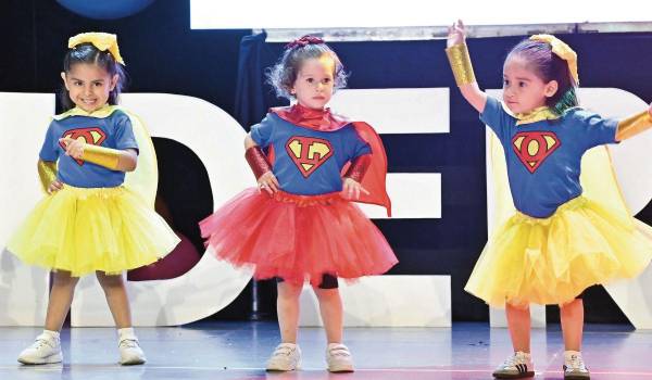 Con ternura y entusiasmo, los más pequeños llenaron el escenario de alegría y orgullo.