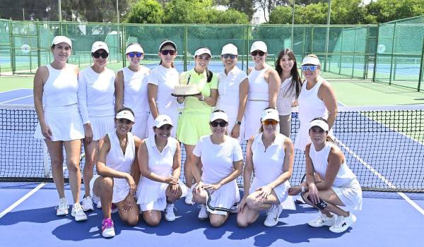 Olga Herrera junto a sus amigas.