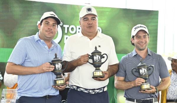 Daniel José Valdés, Oscar Valdés Treviño y Ricardo Villarreal del Bosque, ganadores del 1° lugar.