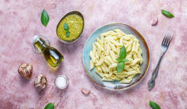 La albahaca, protagonista de aromas y sabores que han viajado de la tradición a la mesa actual.