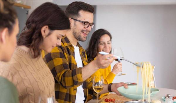 Cenar juntos, abrazarse, agradecer: pequeños rituales que construyen grandes lazos familiares.