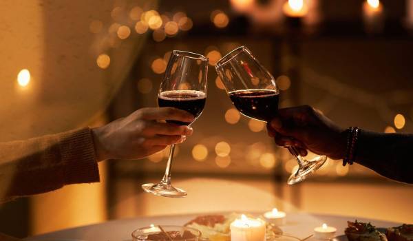 Una copa de vino compartida siempre cuenta dos historias distintas.