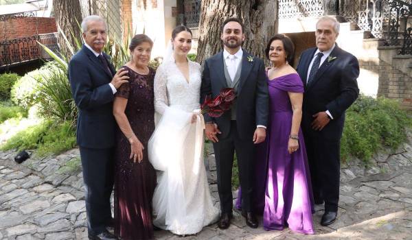 Los novios con sus padres, Arnulfo Garza, Irma Echevarría de Garza, Paola De Nigris y Eduardo Murguía.