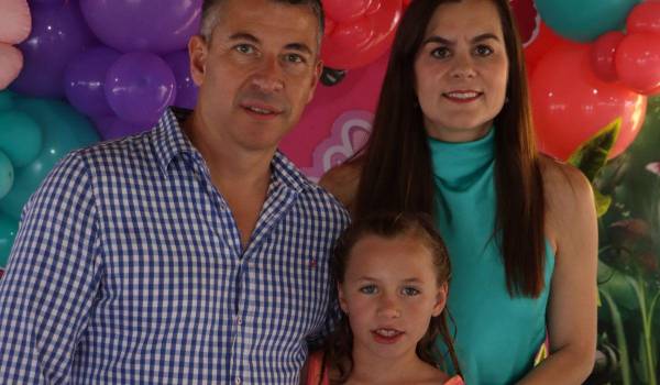 Eva con sus padres, Josué Valdés y Ale Arredondo.