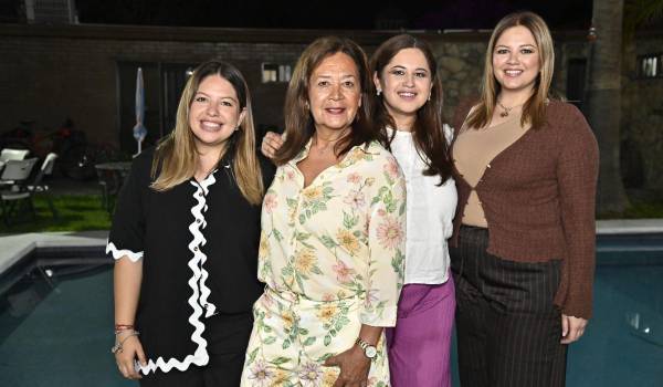 Mónica con sus hijas, Sofía, Andrea y Mariana Cabello Ventura.