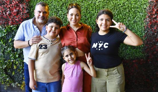José Pablo con sus papás, Pablo Abugarade y Sandra Pérez, y sus hermanas, Sara y María José.