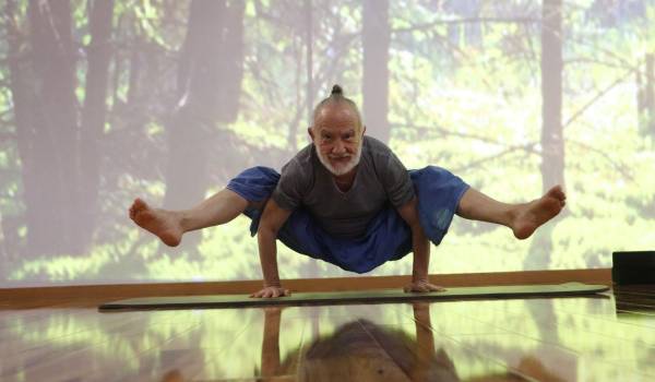 Popo Arizpe ha incorporado el yoga y otros aprendizajes a su búsqueda personal de bienestar y conexión con la vida.