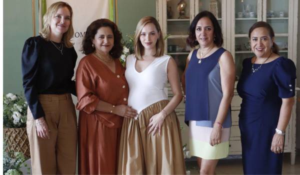 Caro con su tía Daniela Guadiana, su madre Etelvina Sánchez, y sus tías Norma y Lula Sánchez.